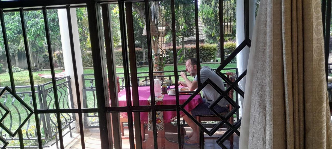 Aivilo Home Entebbe Luaran gambar
