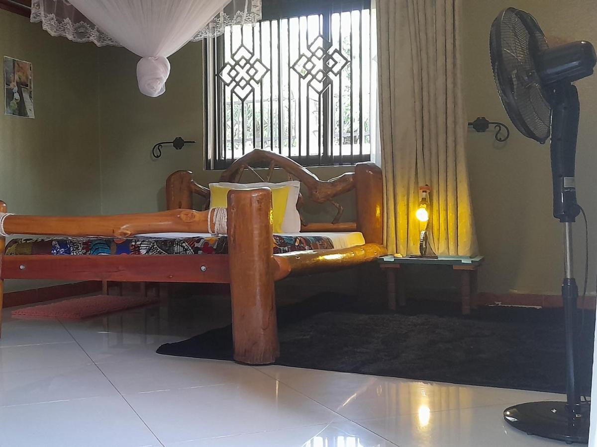 Aivilo Home Entebbe Luaran gambar
