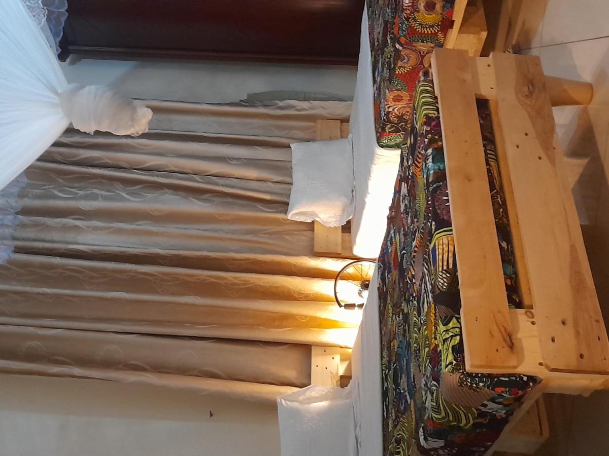 Aivilo Home Entebbe Luaran gambar